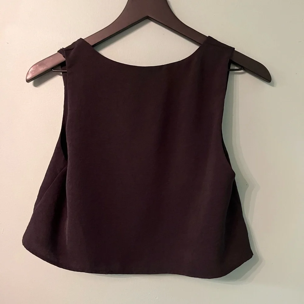 VICI Wide,flared Crop tank - Picture 2 of 8